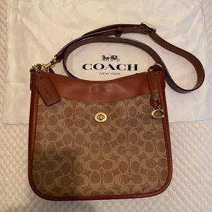 COACH Chaise Crossbody in Signature Canvas / Lovingly Lighted Used / Like New